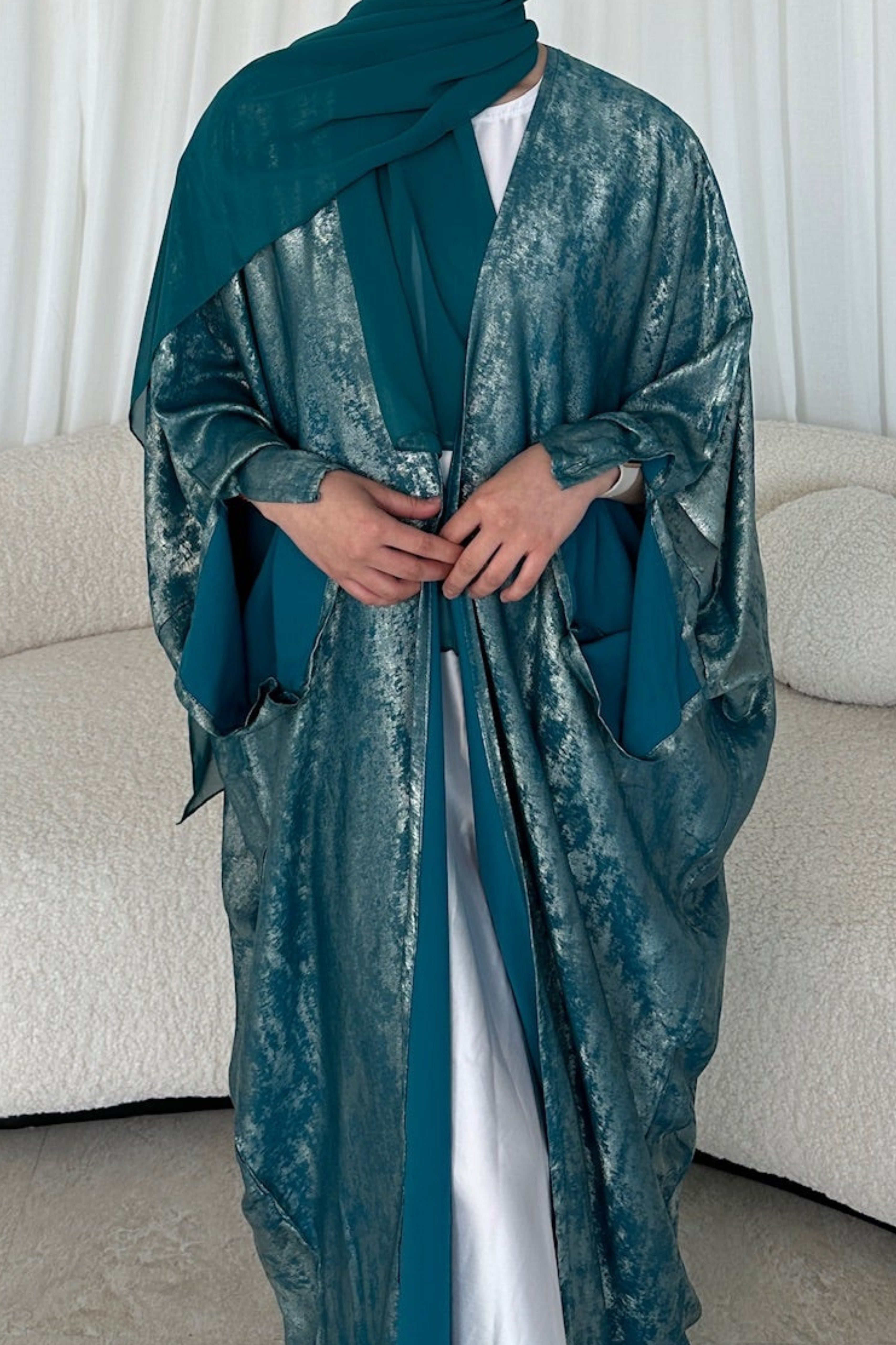 عباية فاخرة بقماش راقٍ